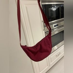 Beautiful uniqlo maroon fanny crescent half moon sling fanny pack bag